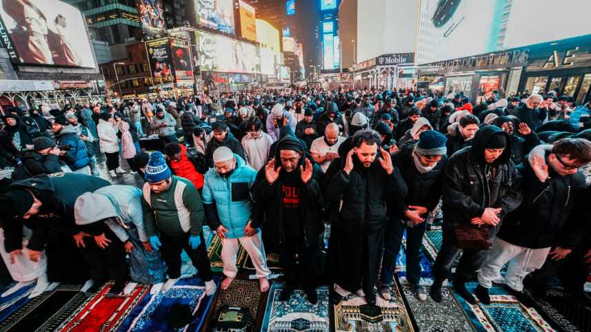 Ratusan Muslim Amerika Gelar Bukber dan Tarawih di Alun-Alun New York